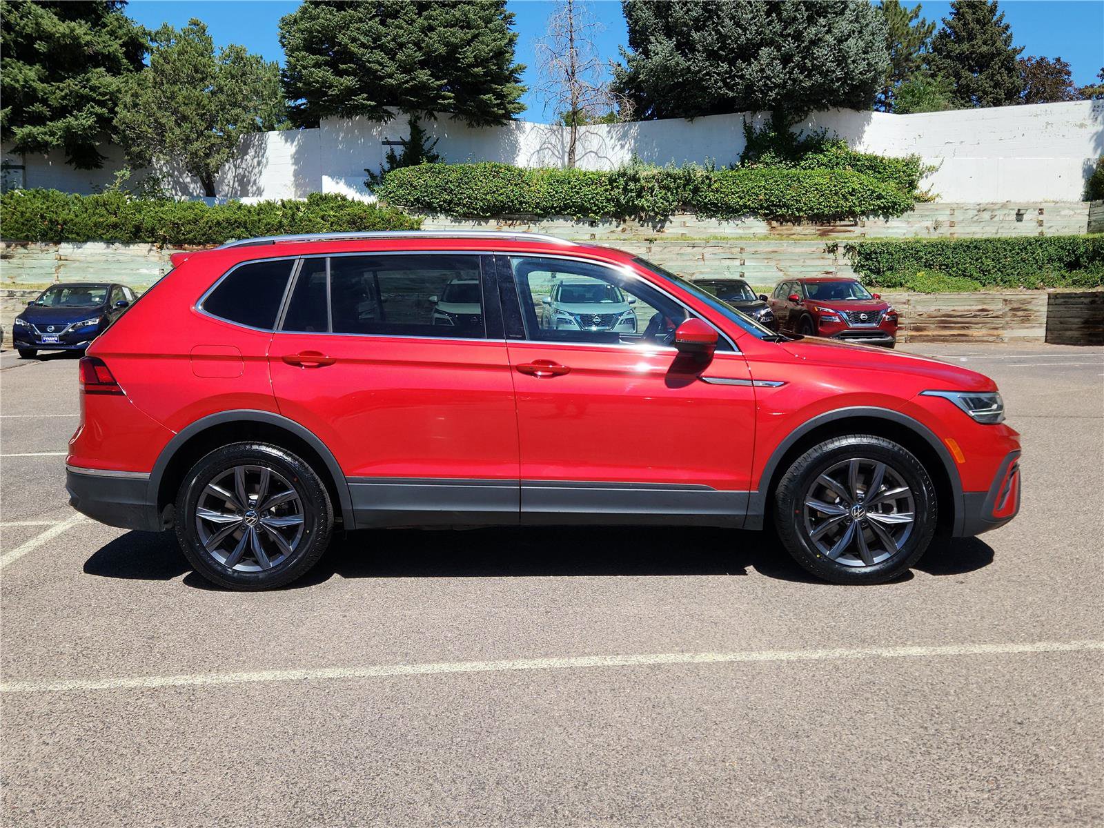 Used 2022 Volkswagen Tiguan SE image 2