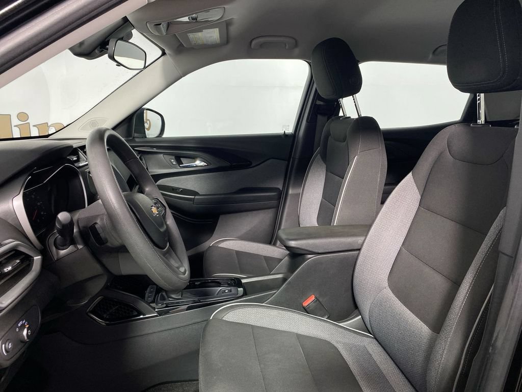 Used 2021 Chevrolet TrailBlazer LS w/ LPO, Blackout Package FWD image 11