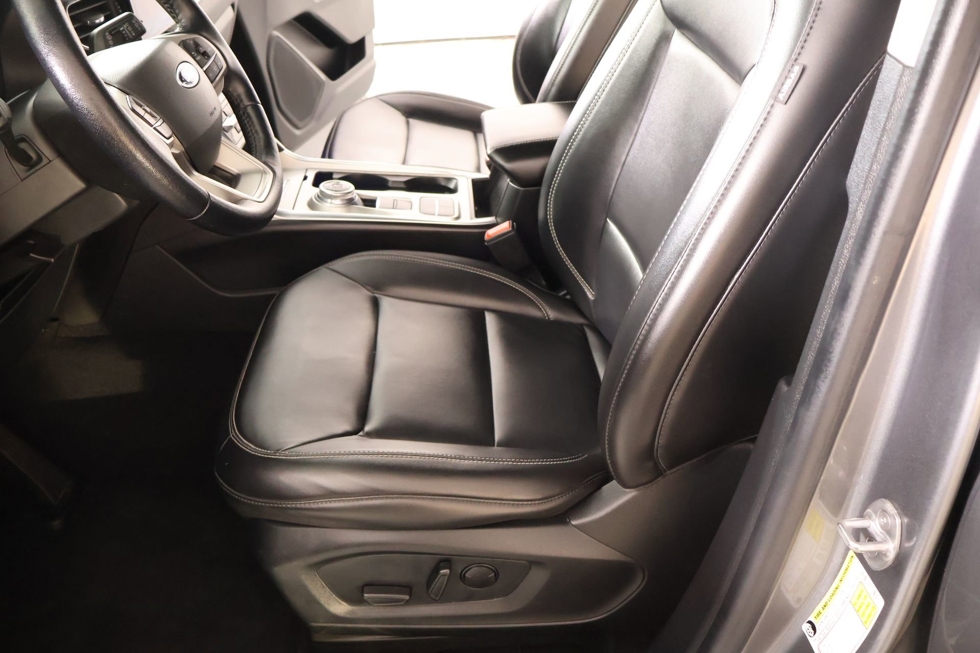 Used 2022 Ford Explorer XLT w/ Equipment Group 202A RWD image 12