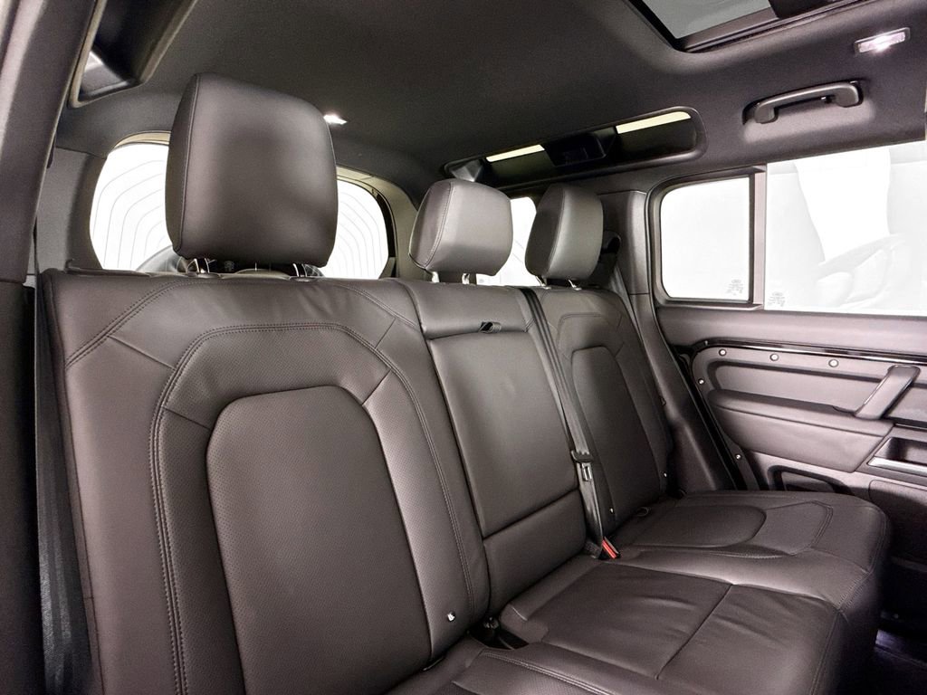 Used 2025 Land Rover Defender 110 S image 15