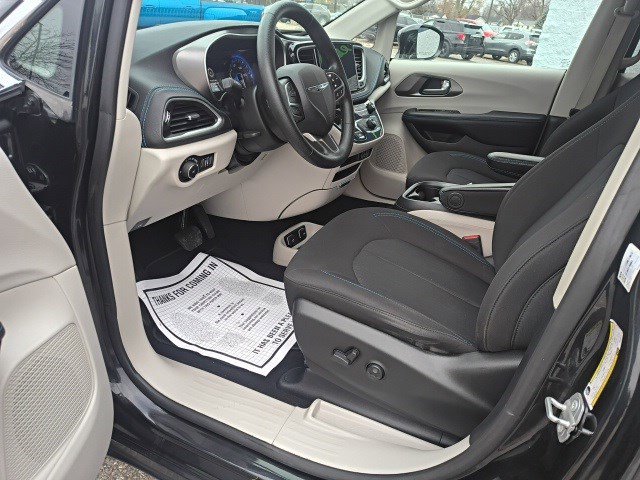 Used 2021 Chrysler Pacifica Touring image 11