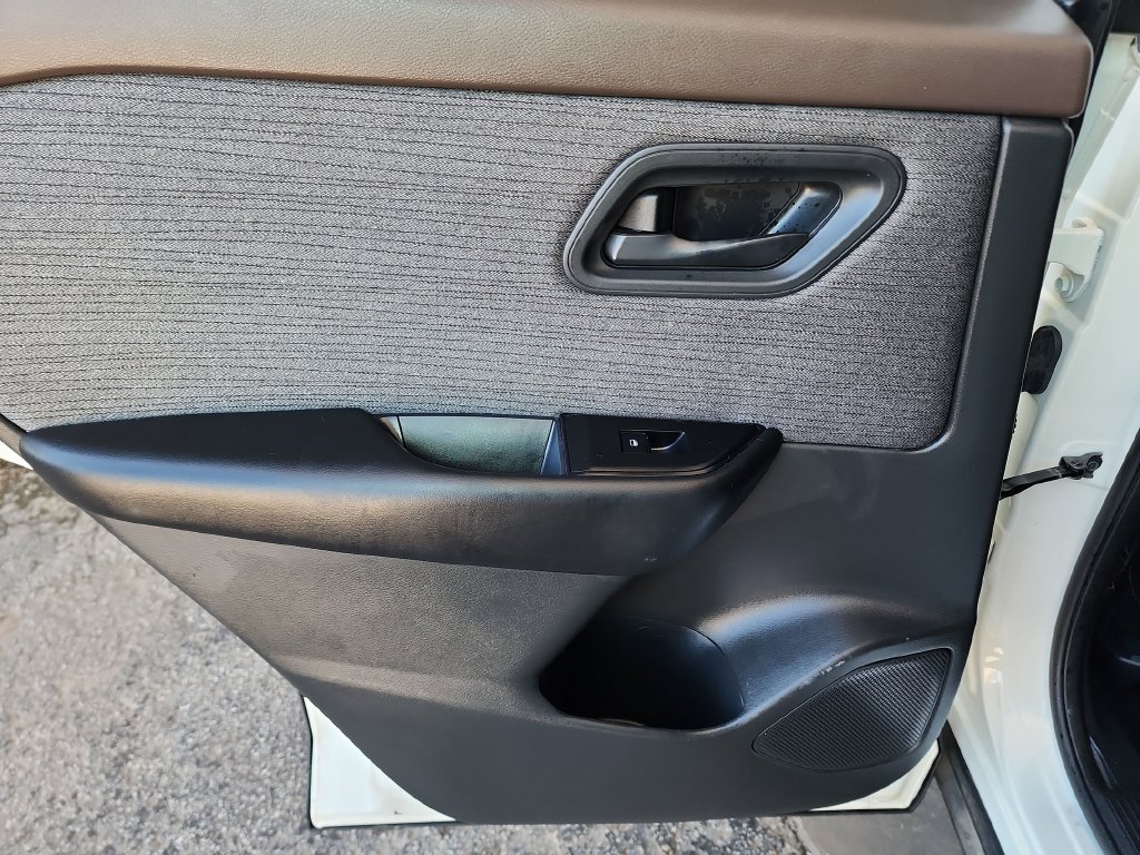 Used 2023 Nissan Rogue S FWD image 33