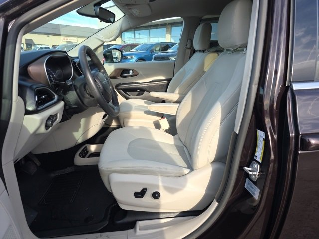 Used 2017 Chrysler Pacifica Touring image 11