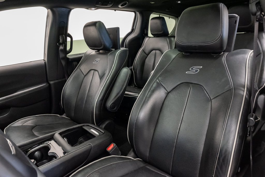 Used 2022 Chrysler Pacifica Limited w/ Uconnect Theater Family Group FWD image 11