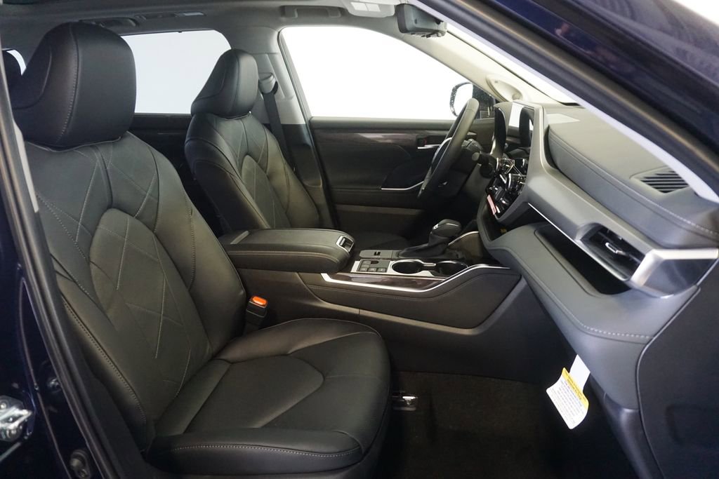 New 2026 Toyota Highlander Platinum image 28
