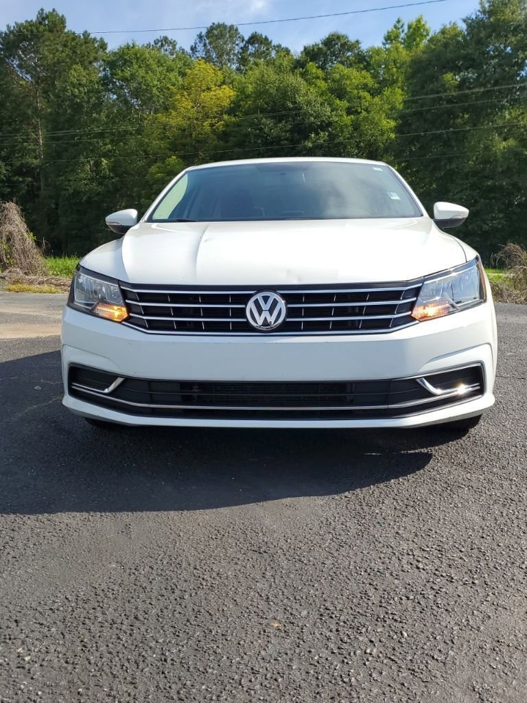 Used 2018 Volkswagen Passat 2.0T SE FWD image 2