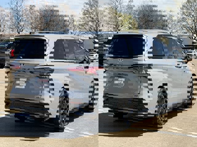Used 2025 Toyota Sienna XSE image 4