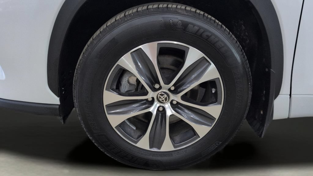 Used 2024 Toyota Highlander XLE AWD/4WD image 32
