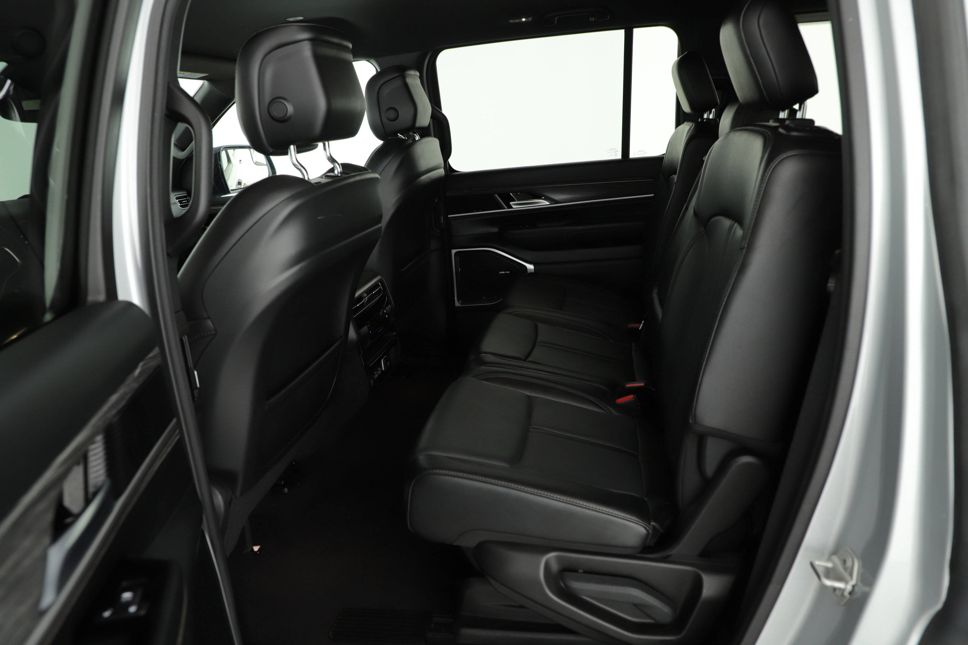 Used 2024 Jeep Wagoneer Series II w/ Flexible Seating Group image 18