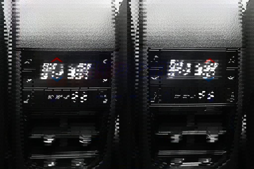 Used 2023 Jeep Grand Cherokee Overland w/ Luxury Tech Group IV image 12