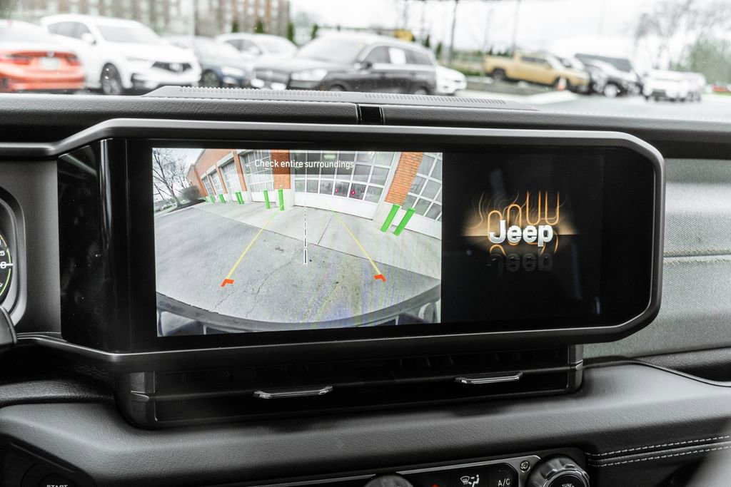 Used 2025 Jeep Wrangler Unlimited Sahara image 12