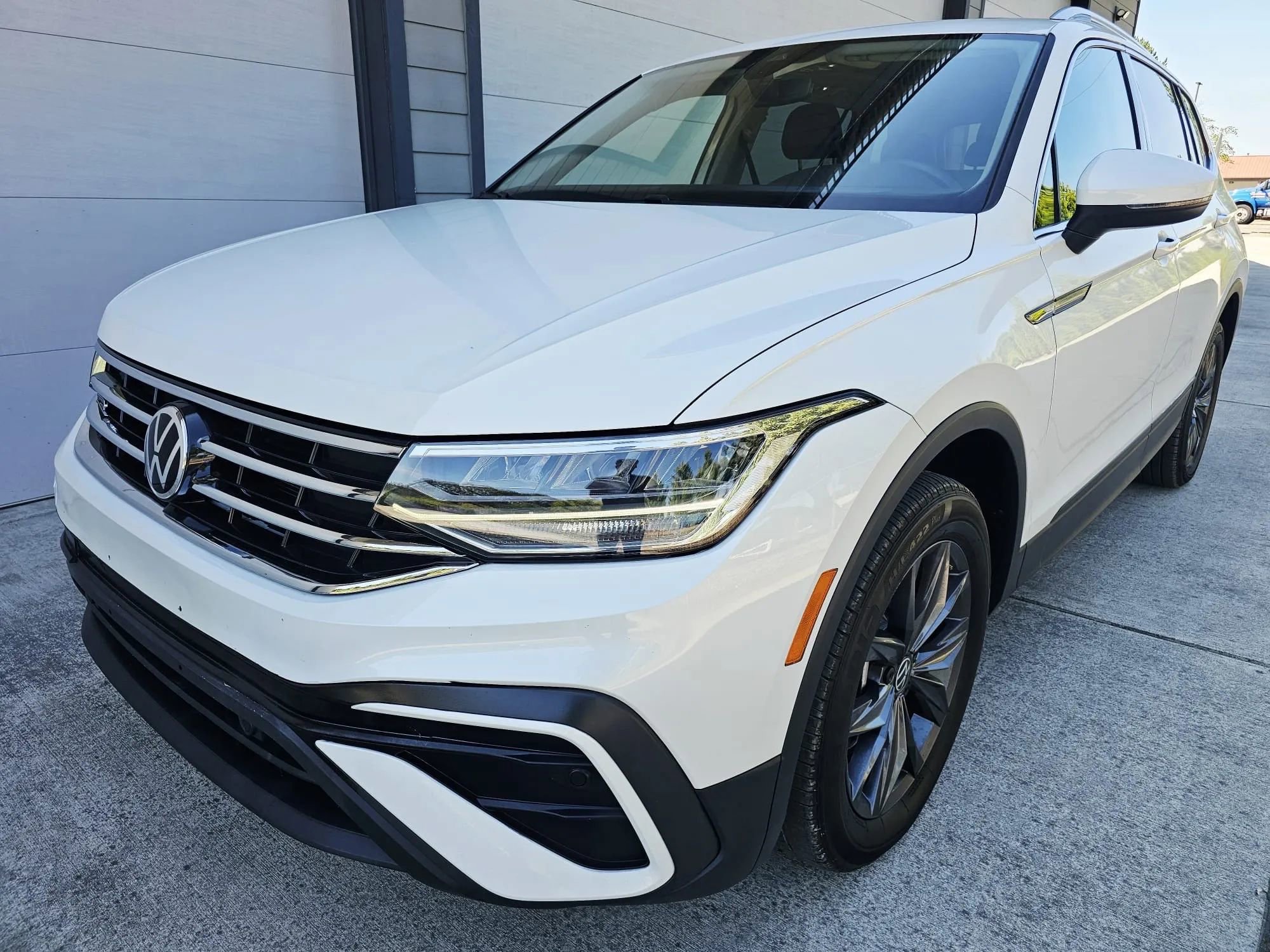 Used 2023 Volkswagen Tiguan SE image 1