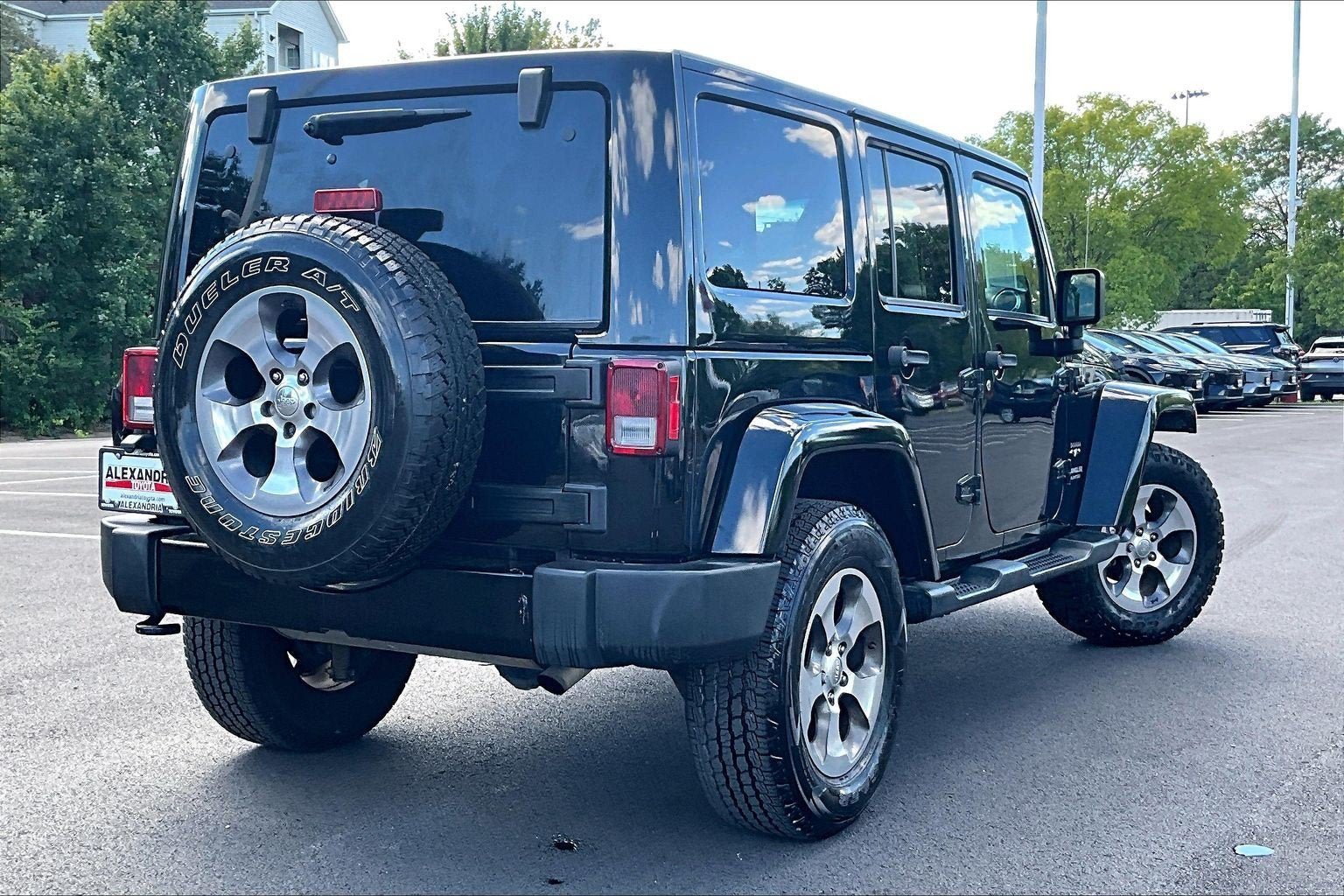 Used 2017 Jeep Wrangler Unlimited Sahara w/ Connectivity Group AWD/4WD image 11