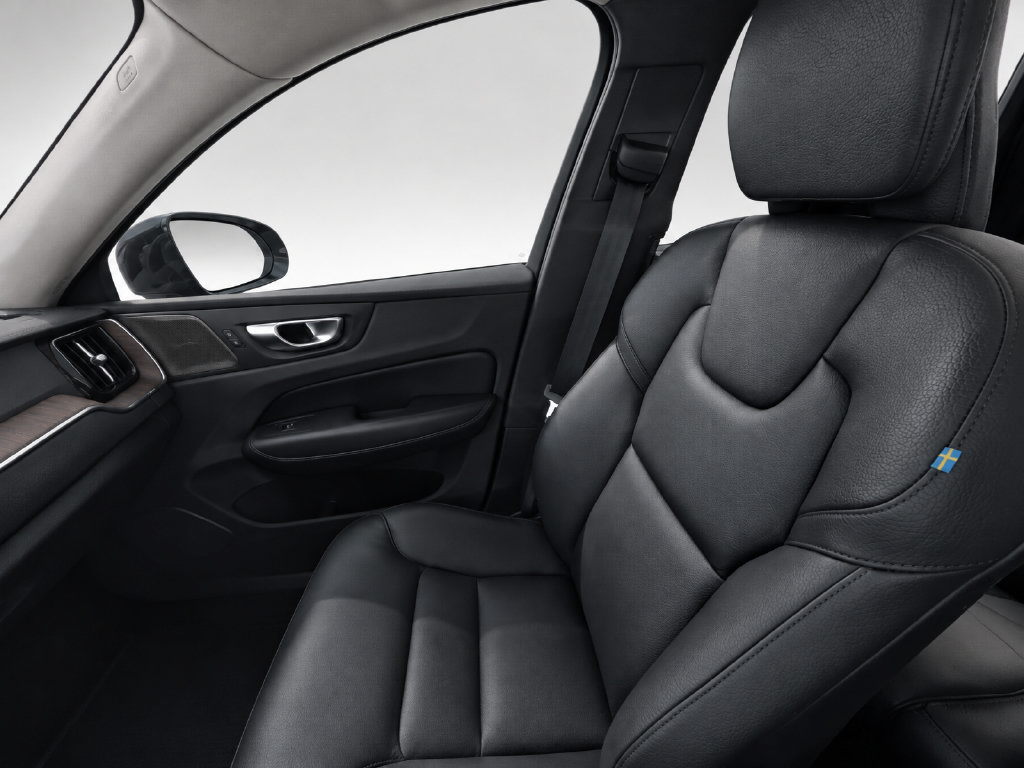 Certified 2023 Volvo XC60 B5 Plus w/ Protection Package Premier AWD/4WD image 15