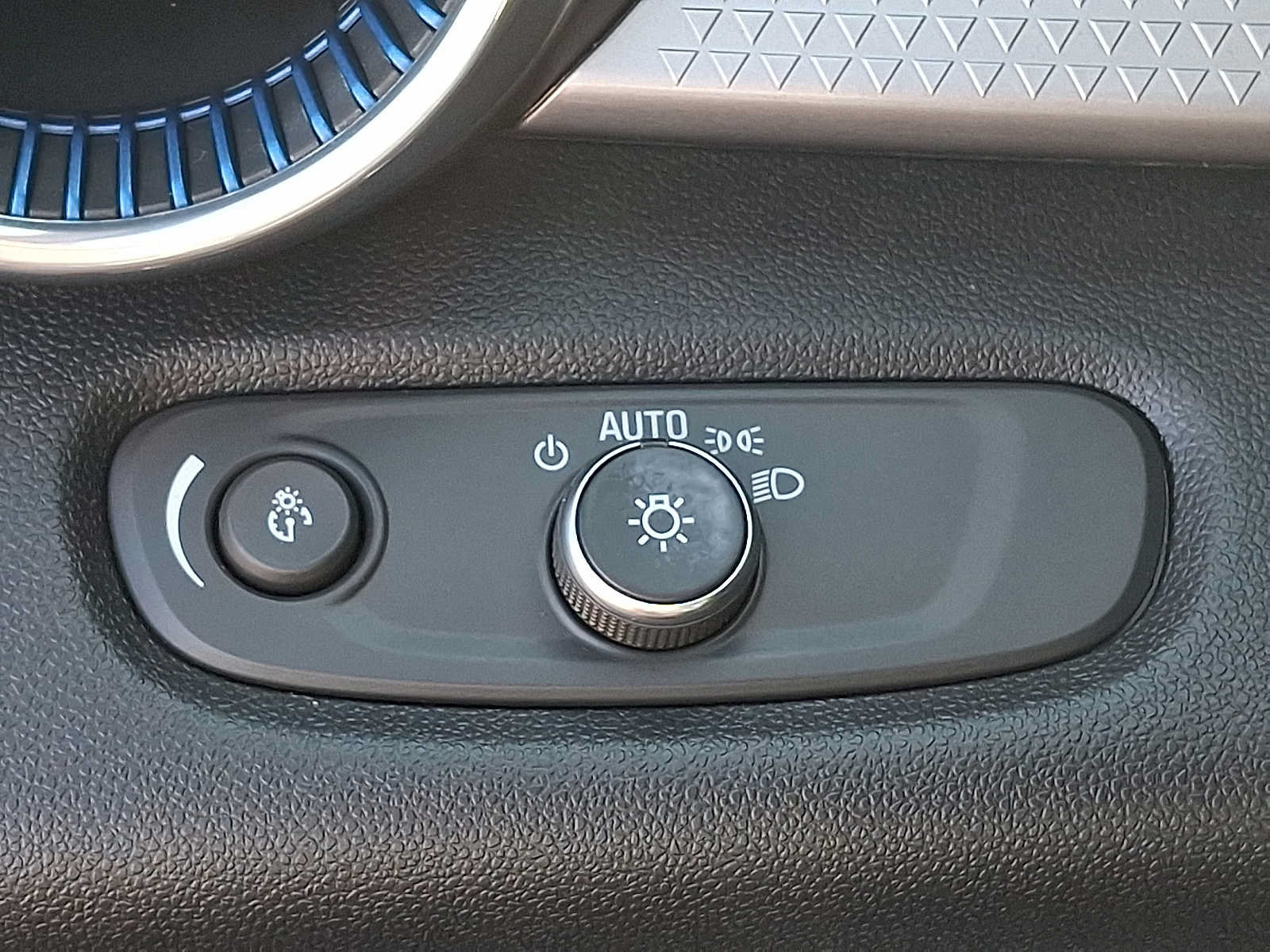 Used 2025 Chevrolet Trax LT FWD image 24