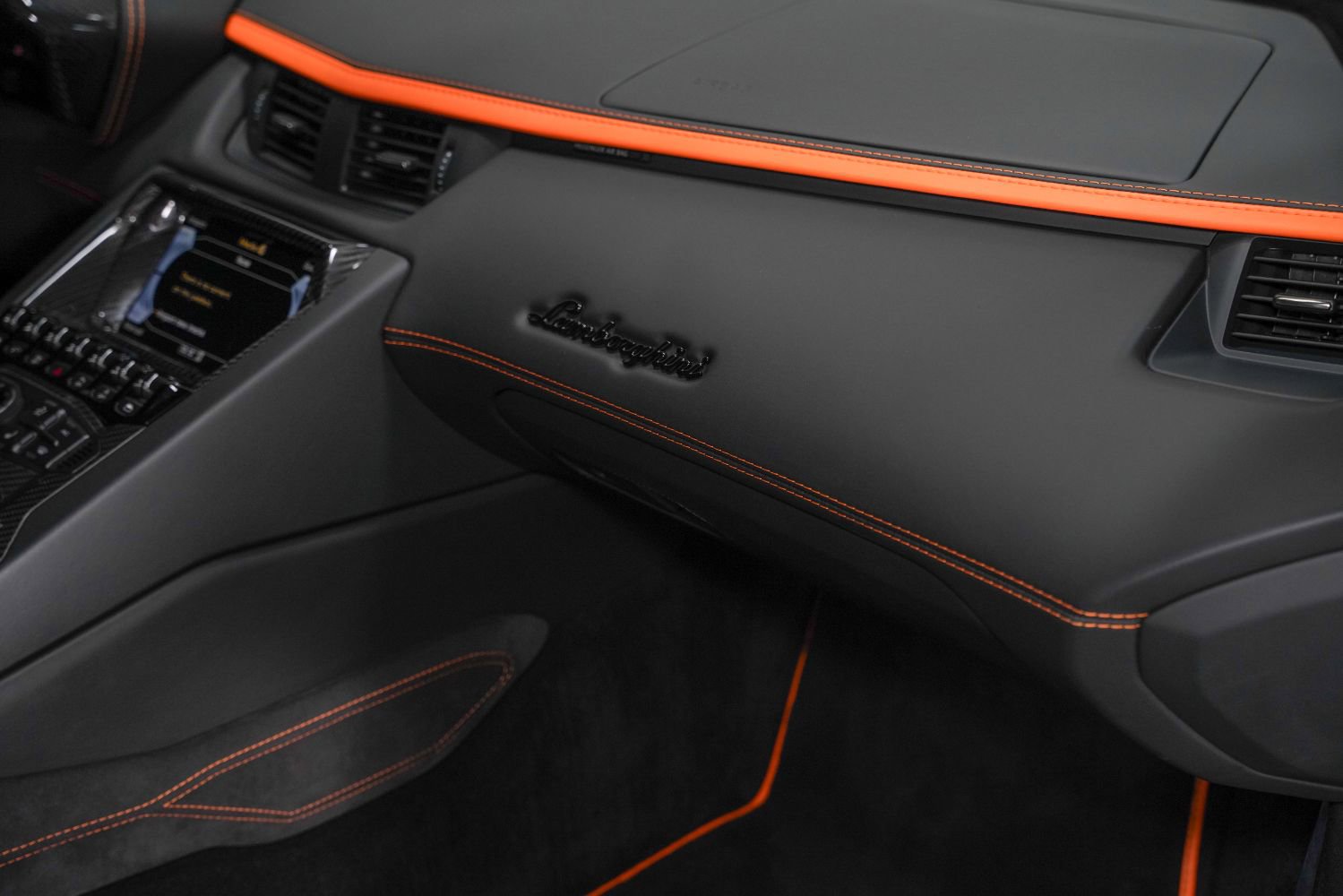 Used 2018 Lamborghini Aventador S image 27