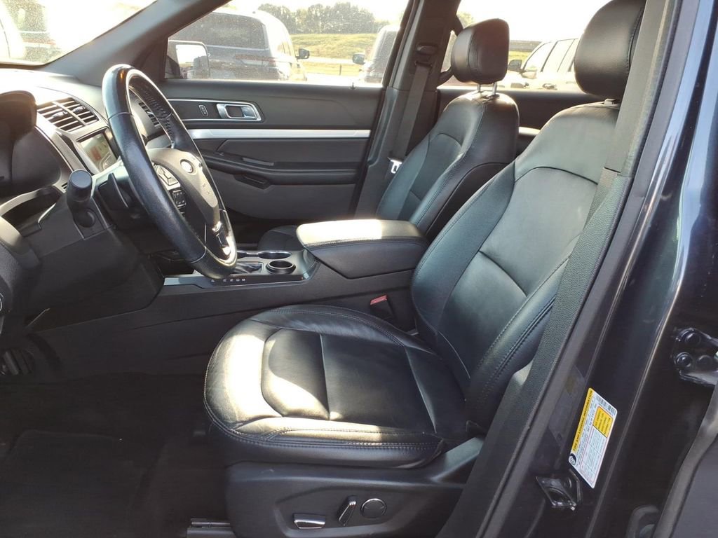 Used 2017 Ford Explorer XLT w/ Equipment Group 202A FWD image 15
