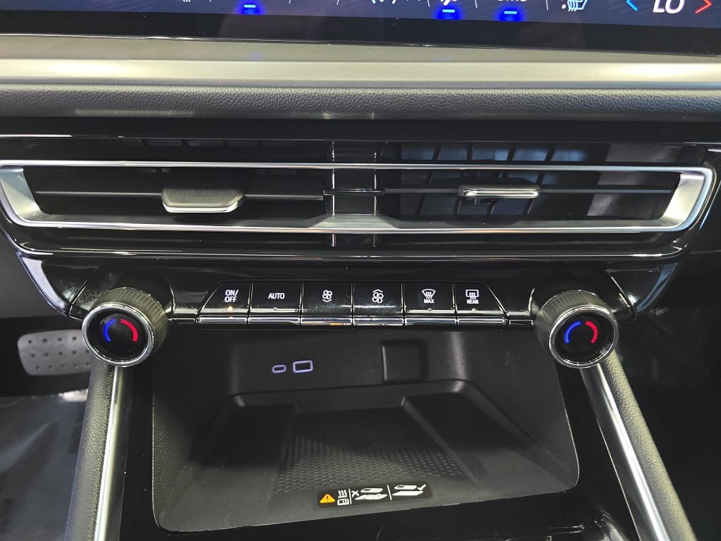 Used 2024 Chevrolet Traverse LT FWD image 23