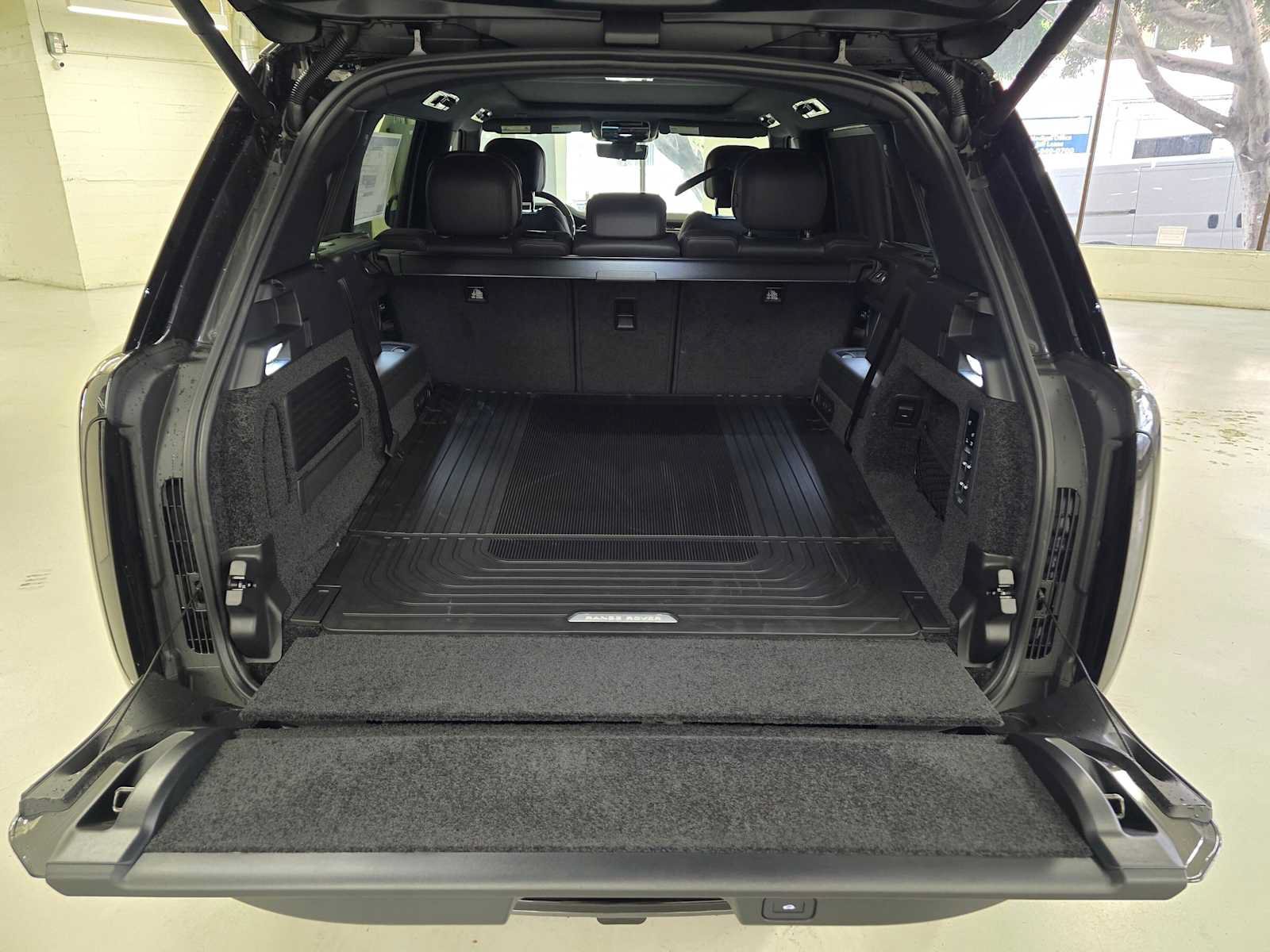 New 2026 Land Rover Range Rover Long Wheelbase SE AWD/4WD image 13