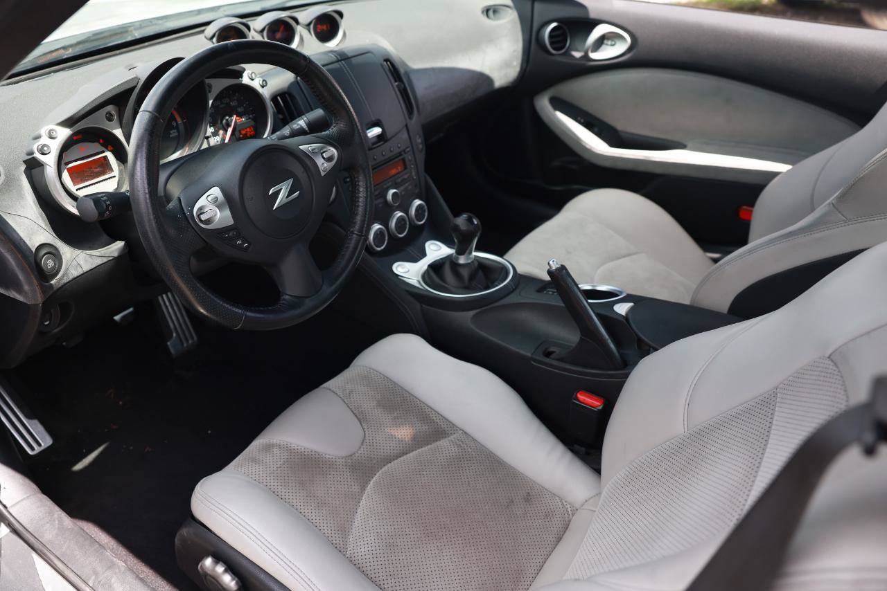 Used 2009 Nissan 370Z Touring RWD image 4