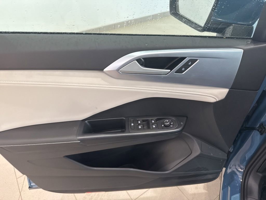 New 2025 Volkswagen Taos SE image 18