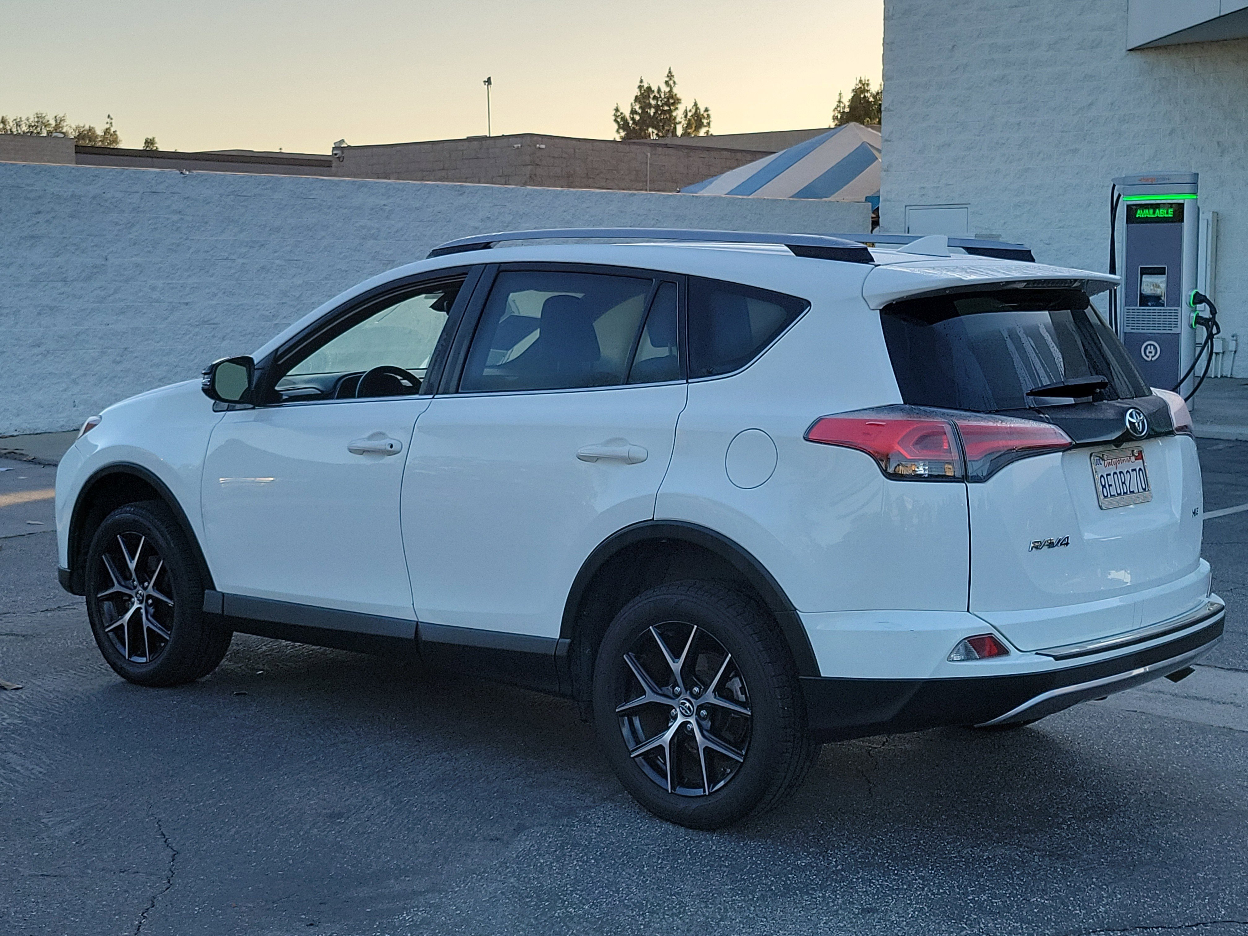 Used 2018 Toyota RAV4 SE w/ Power Extra Value Package FWD image 31