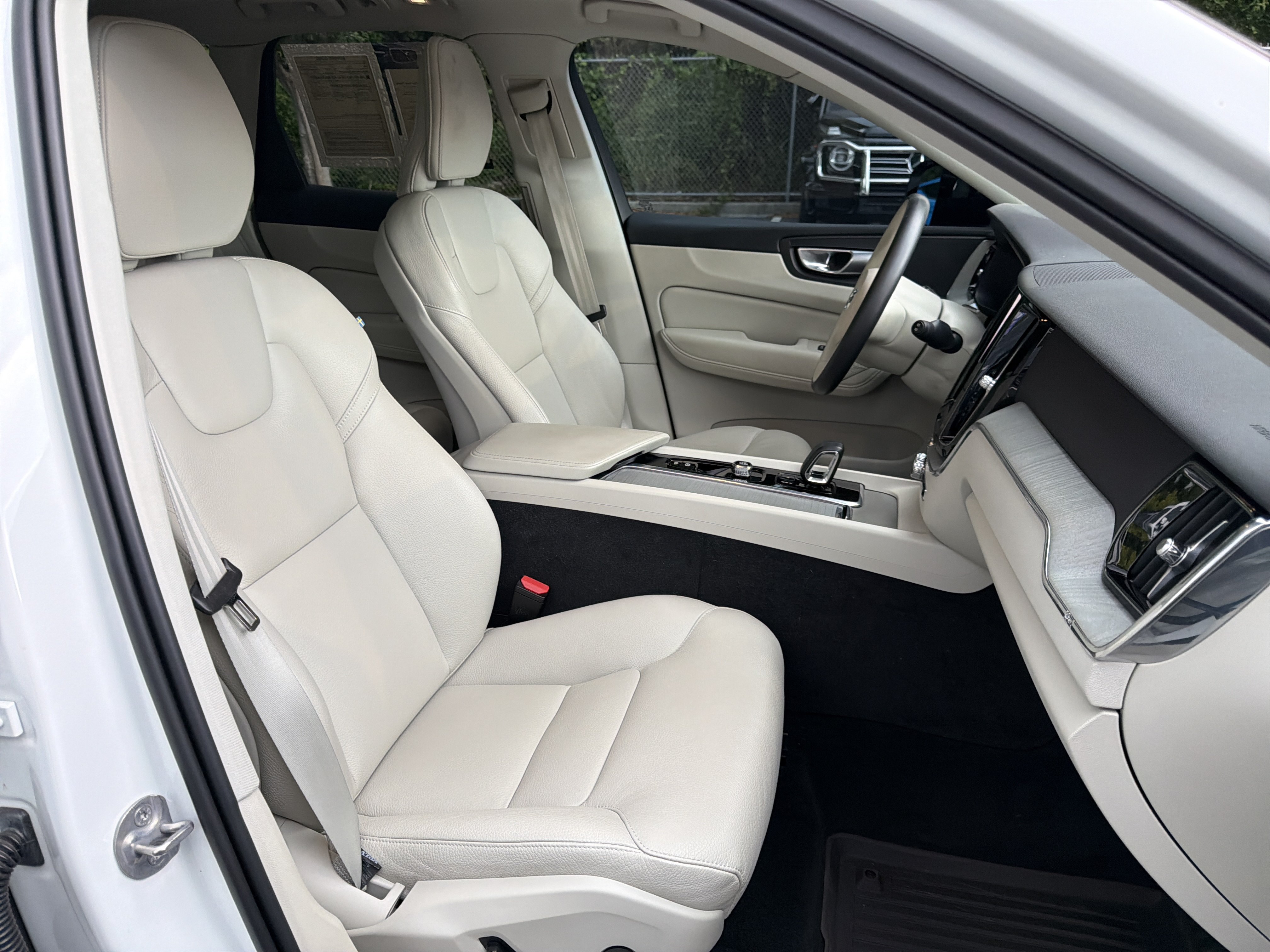 Certified 2024 Volvo XC60 B5 Plus w/ Protection Package Premier AWD/4WD image 57