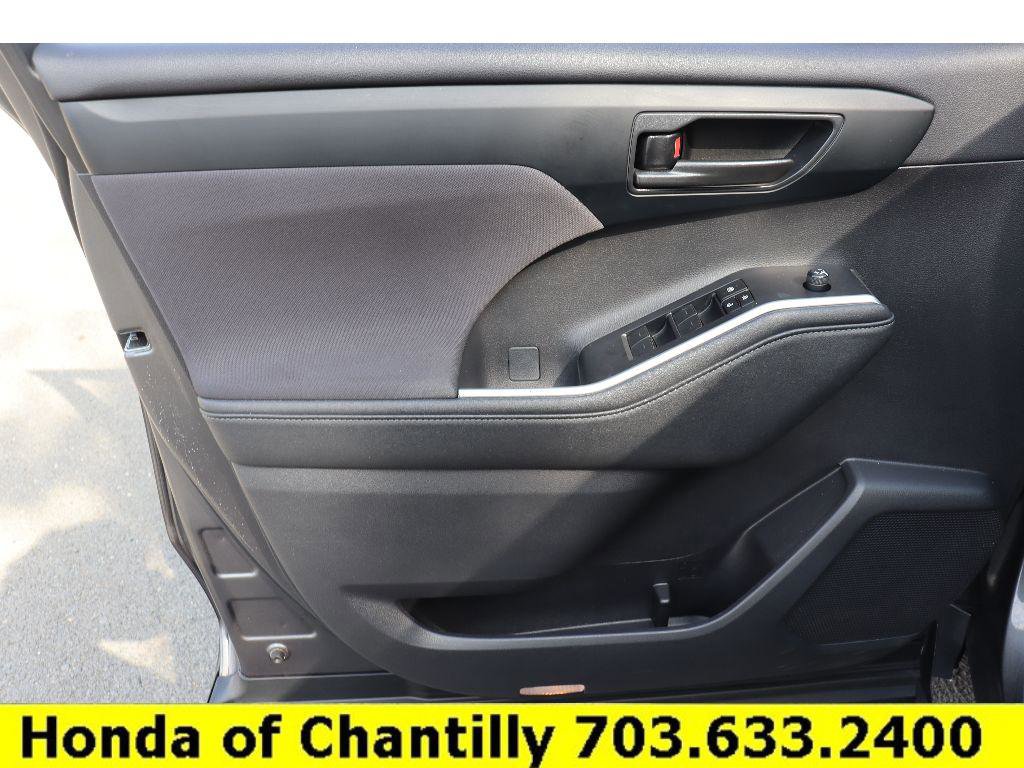 Used 2023 Toyota Highlander LE image 22