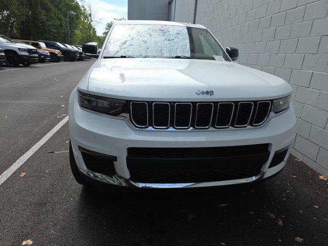 Used 2023 Jeep Grand Cherokee L Limited AWD/4WD image 2