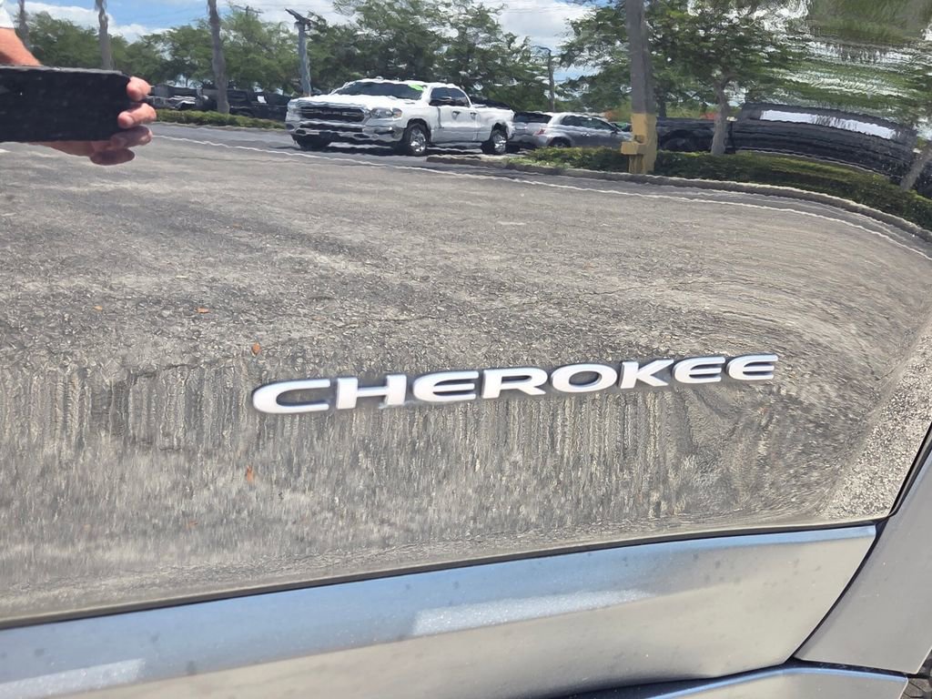 Used 2019 Jeep Cherokee Trailhawk w/ Cold Weather Group AWD/4WD image 10
