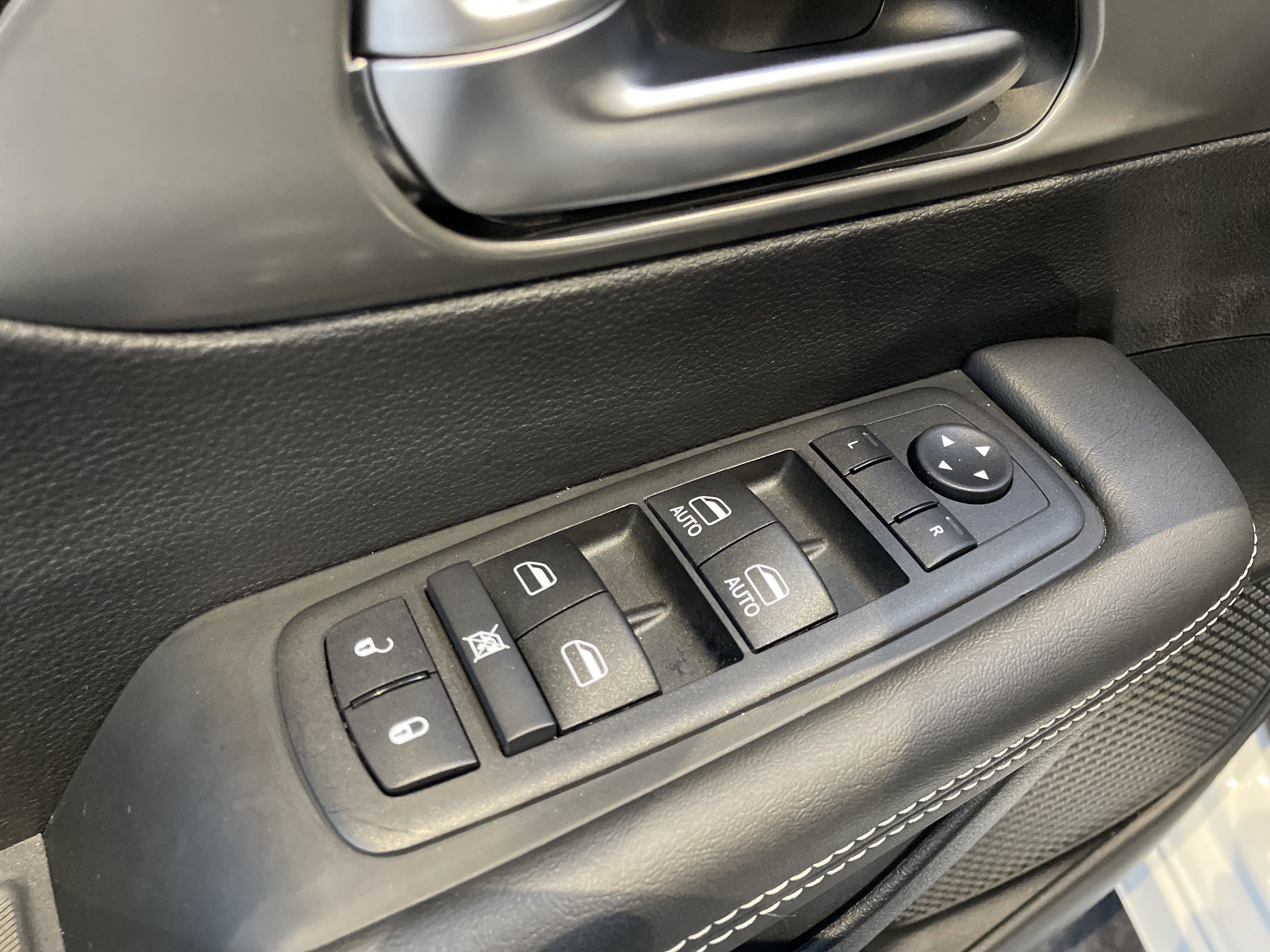 Used 2025 Chrysler Voyager LX FWD image 16