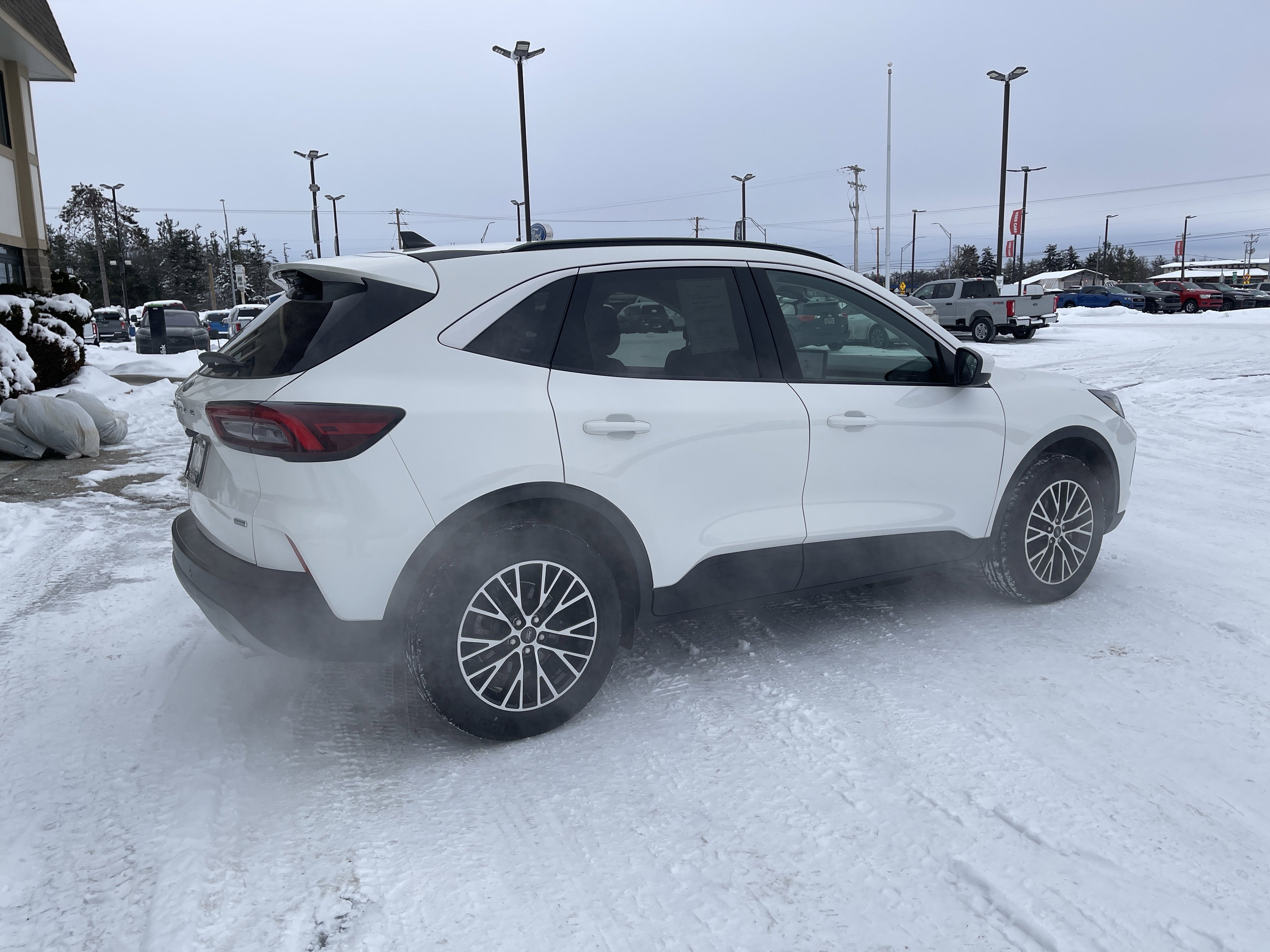 Used 2024 Ford Escape SE image 3