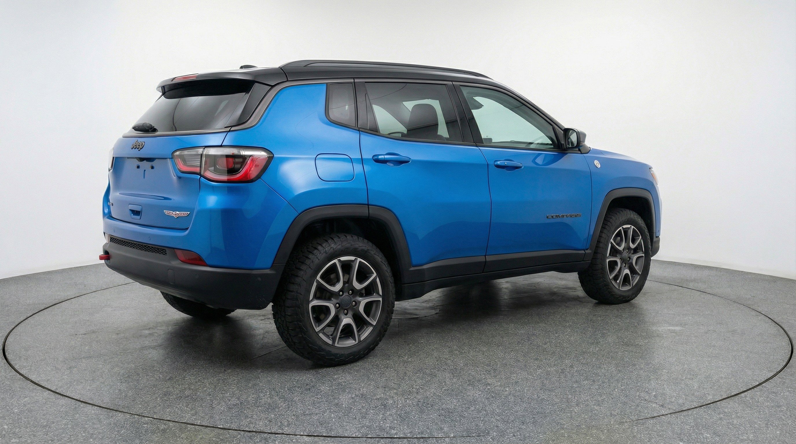 Used 2025 Jeep Compass Trailhawk image 9