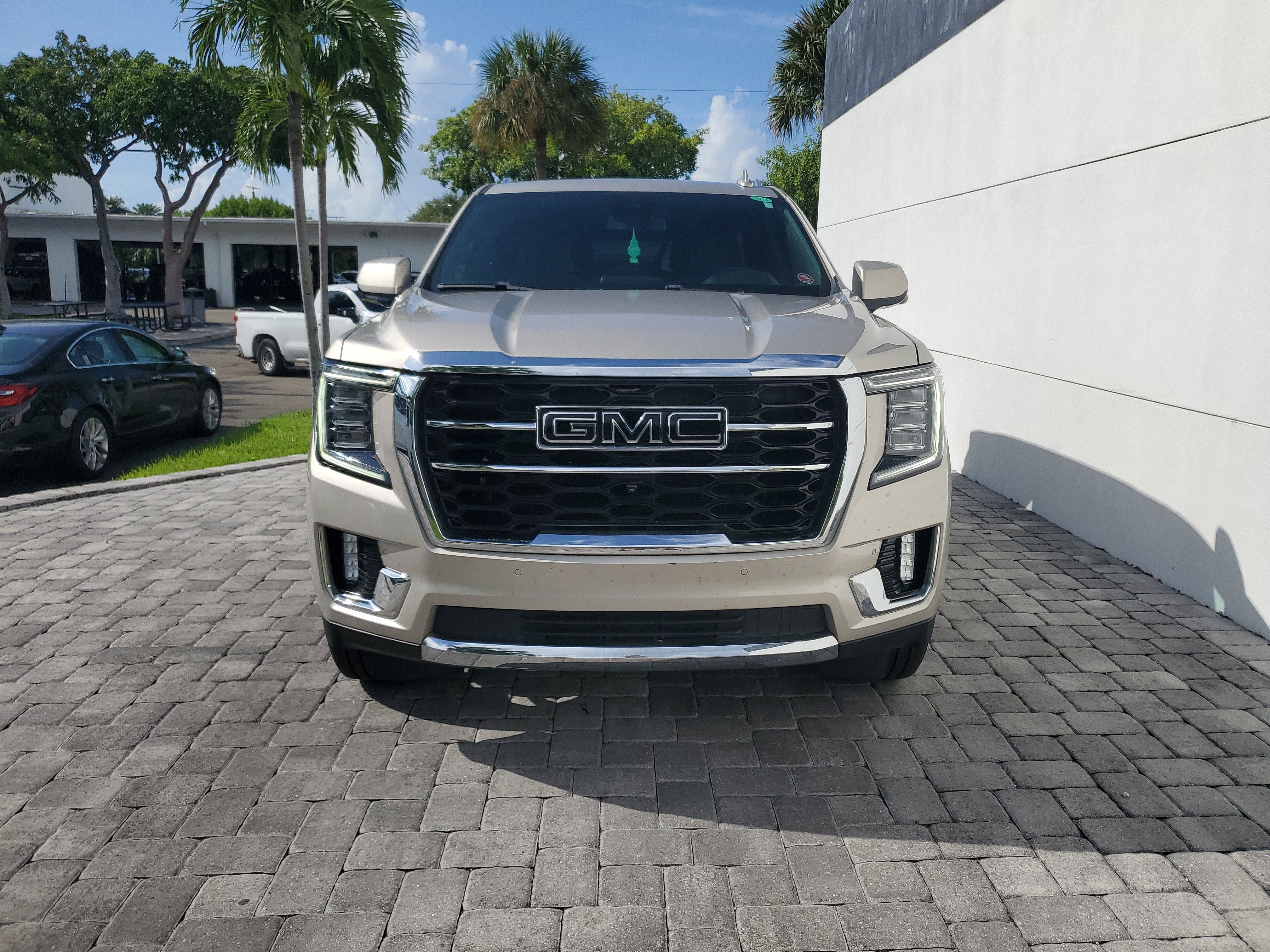 Used 2024 GMC Yukon SLT w/ SLT Luxury Package RWD image 2