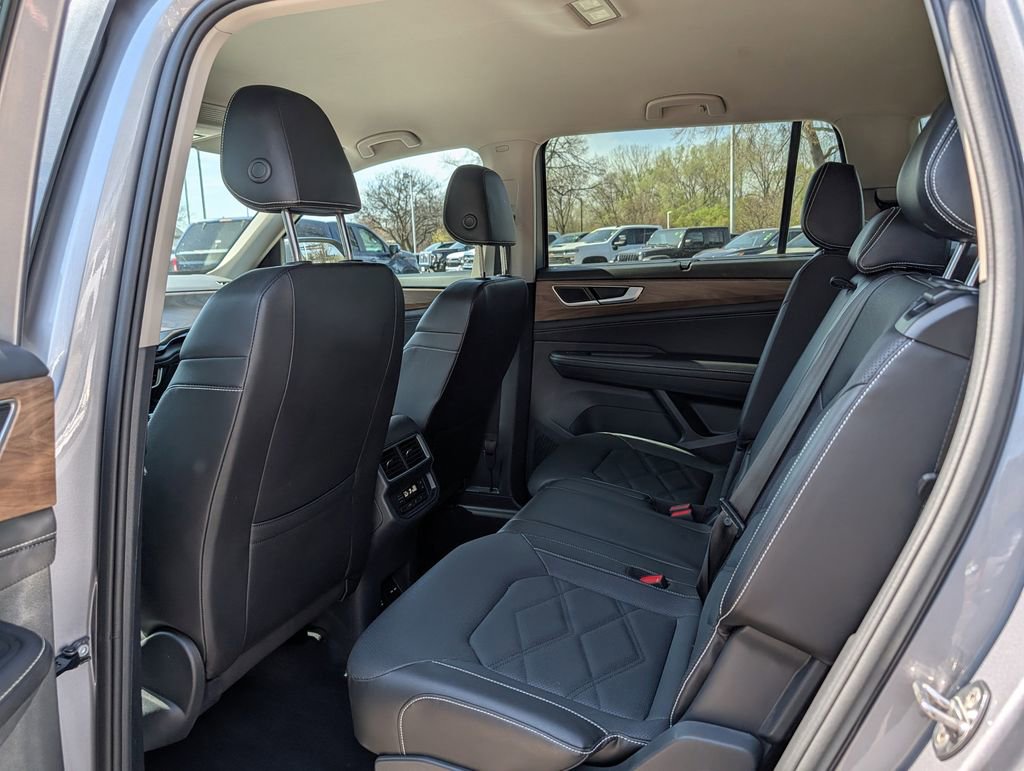 Used 2025 Volkswagen Atlas SE AWD/4WD image 24