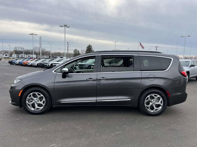 Used 2023 Chrysler Pacifica Limited image 4