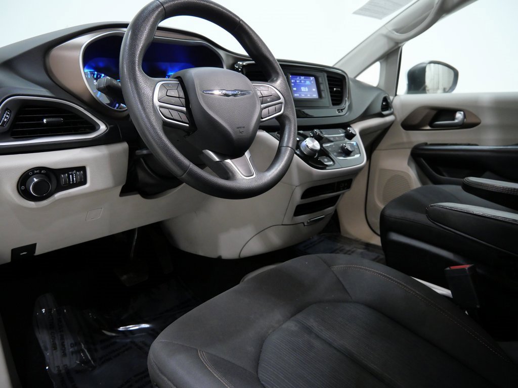 Used 2017 Chrysler Pacifica LX image 10