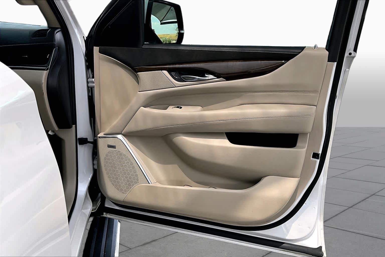Used 2019 Cadillac Escalade ESV Premium Luxury RWD image 23