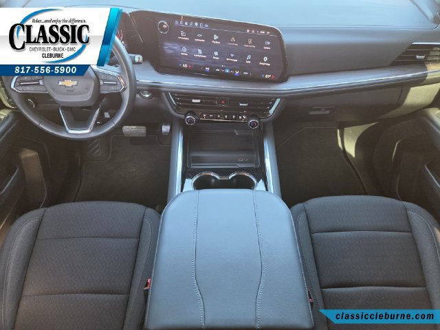 Used 2025 Chevrolet Suburban LS RWD image 2