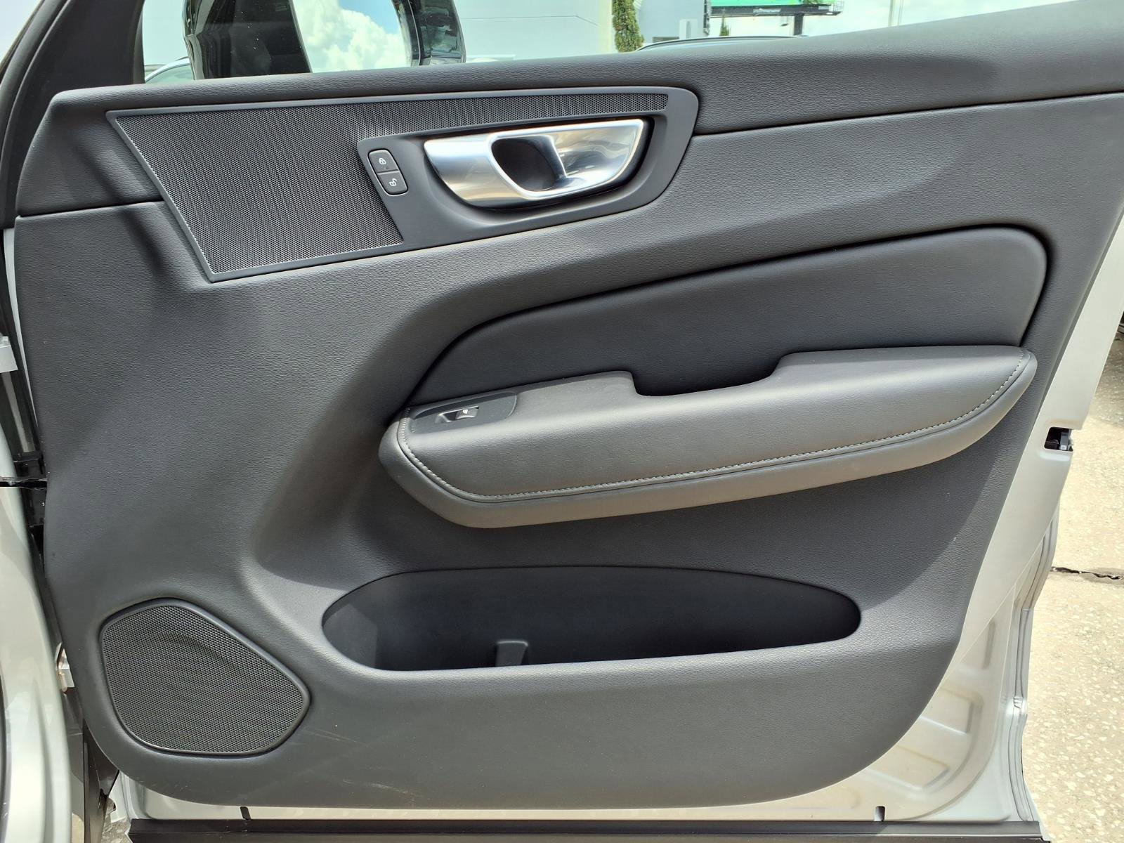 Certified 2025 Volvo XC60 B5 Core AWD/4WD image 13