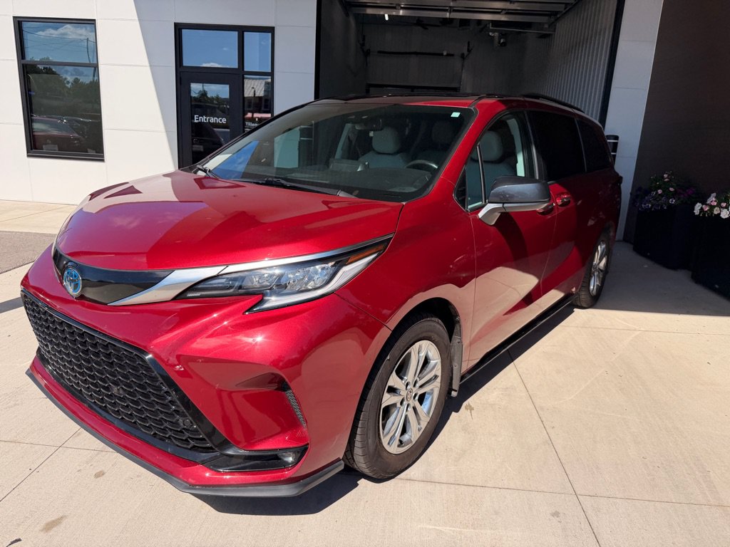 Used 2022 Toyota Sienna XSE w/ XSE Plus Package AWD/4WD image 3