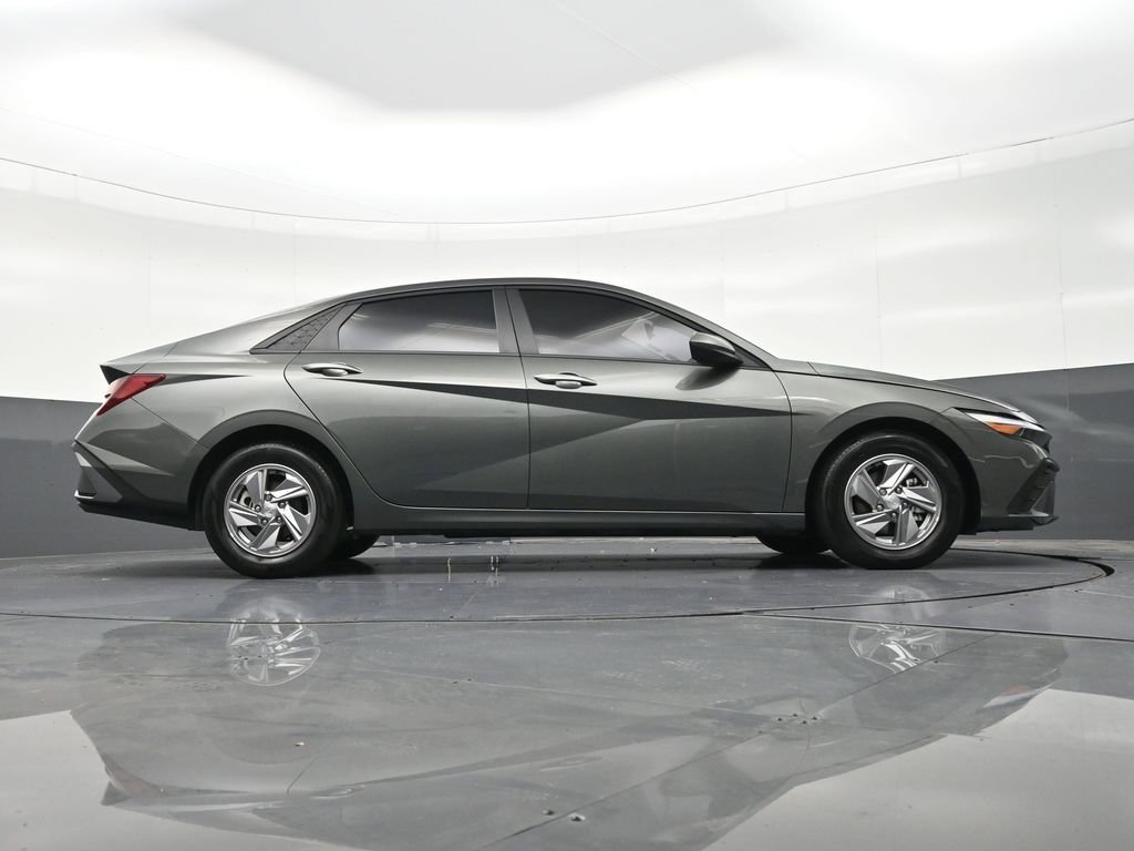 Used 2025 Hyundai Elantra SE image 28