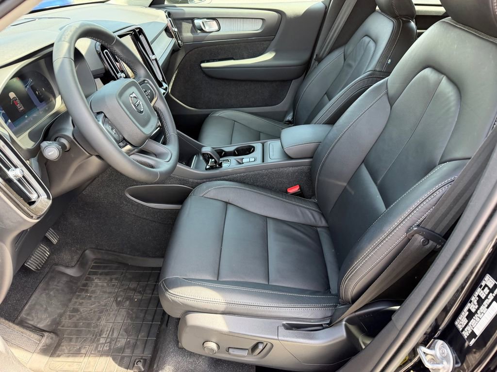 Certified 2023 Volvo XC40 B5 Core w/ Convenience Package image 3