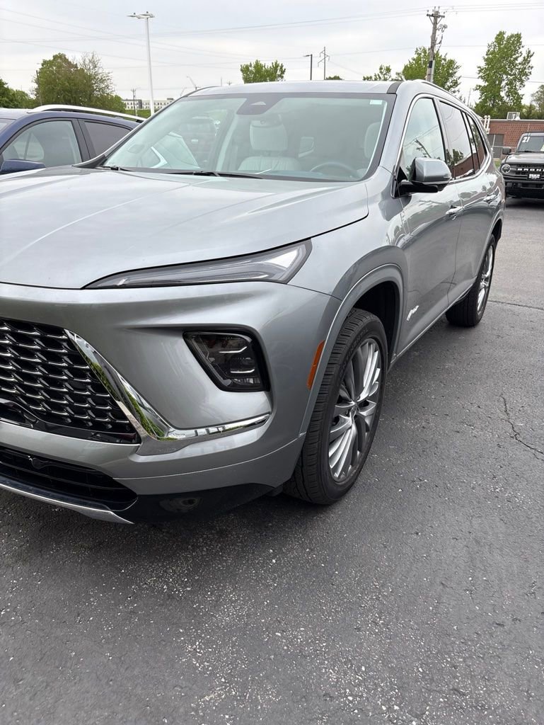 Used 2025 Buick Enclave Avenir AWD/4WD image 2
