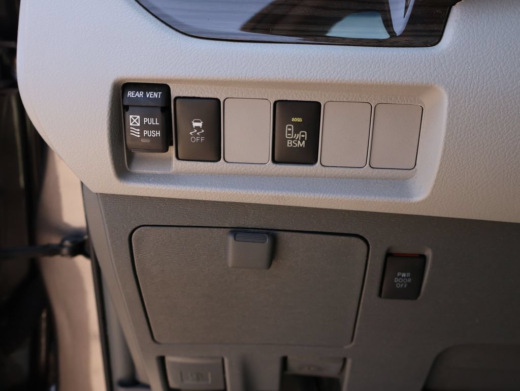 Used 2017 Toyota Sienna XLE FWD image 37