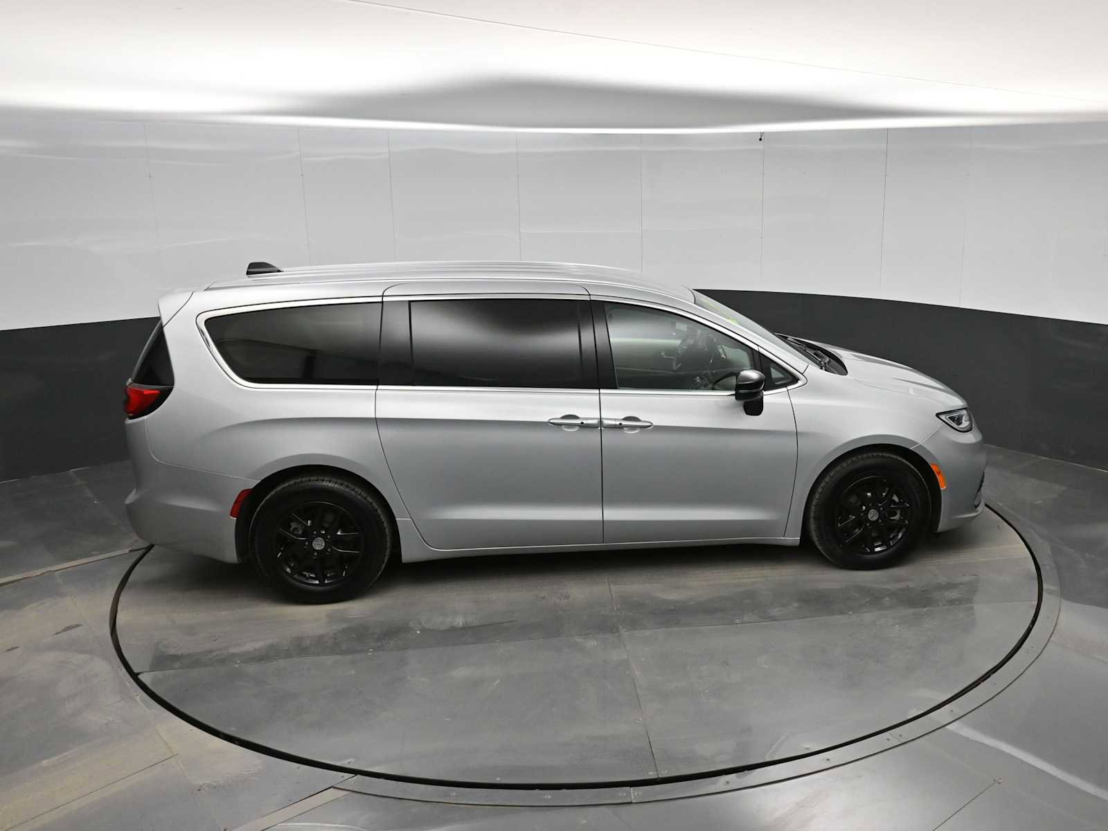 Used 2024 Chrysler Pacifica Touring-L image 30