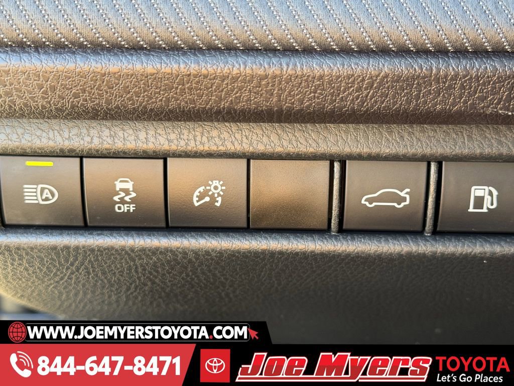 Used 2025 Toyota Camry SE image 25