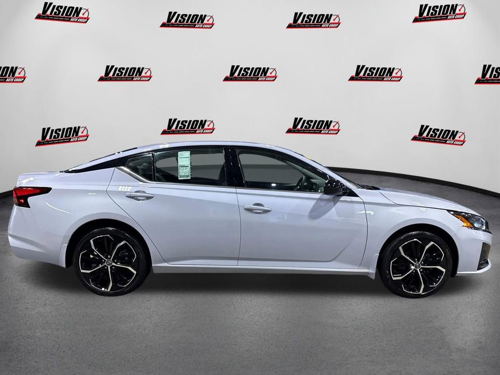 Used 2025 Nissan Altima 2.5 SR image 4