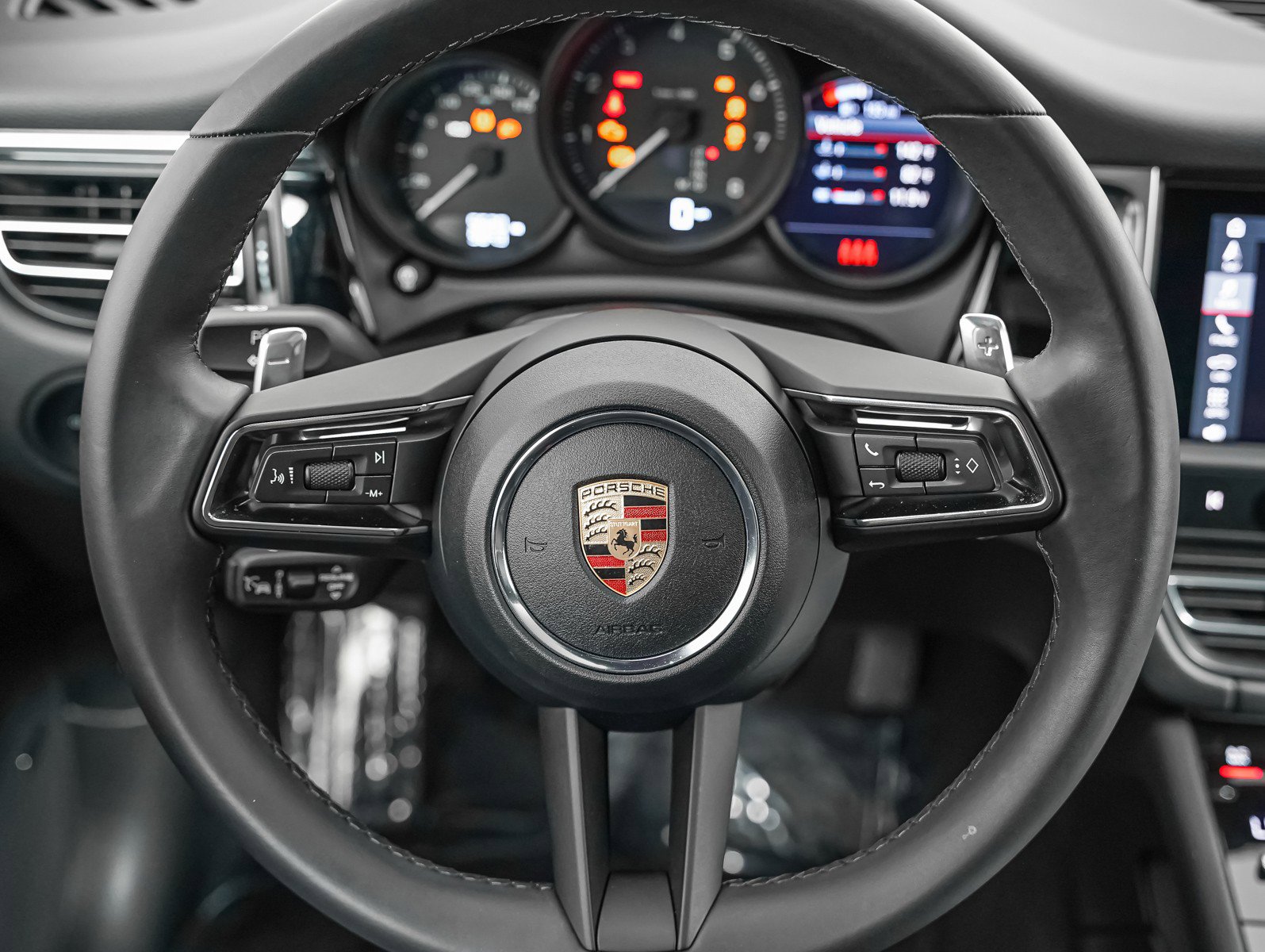 Certified 2025 Porsche Macan AWD/4WD image 17