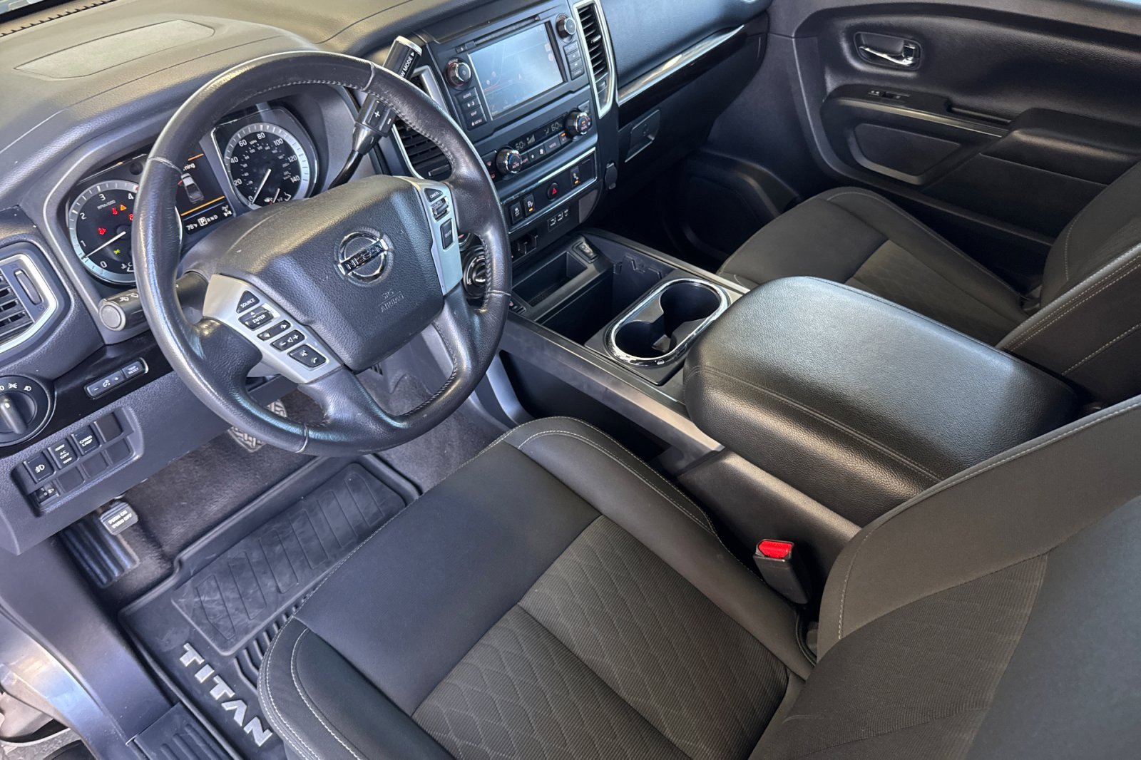 Used 2019 Nissan Titan SV w/ SV Convenience Package image 9